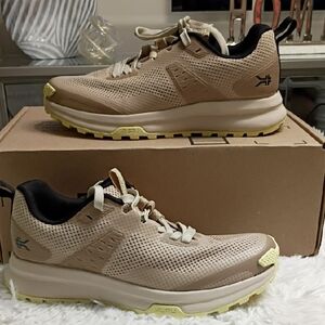KURU Cloud Trail Women's Sz 6 hiking Shoes $169